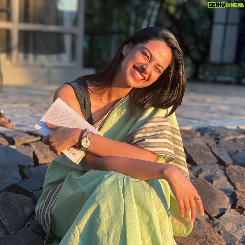 Meenakshi Chaudhary Instagram - Sunset , a good book and a cup of chai (finished it before these pictures were clicked 🙈) is just the best combo ever 🌇📖☕️