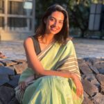 Meenakshi Chaudhary Instagram - Sunset , a good book and a cup of chai (finished it before these pictures were clicked 🙈) is just the best combo ever 🌇📖☕️