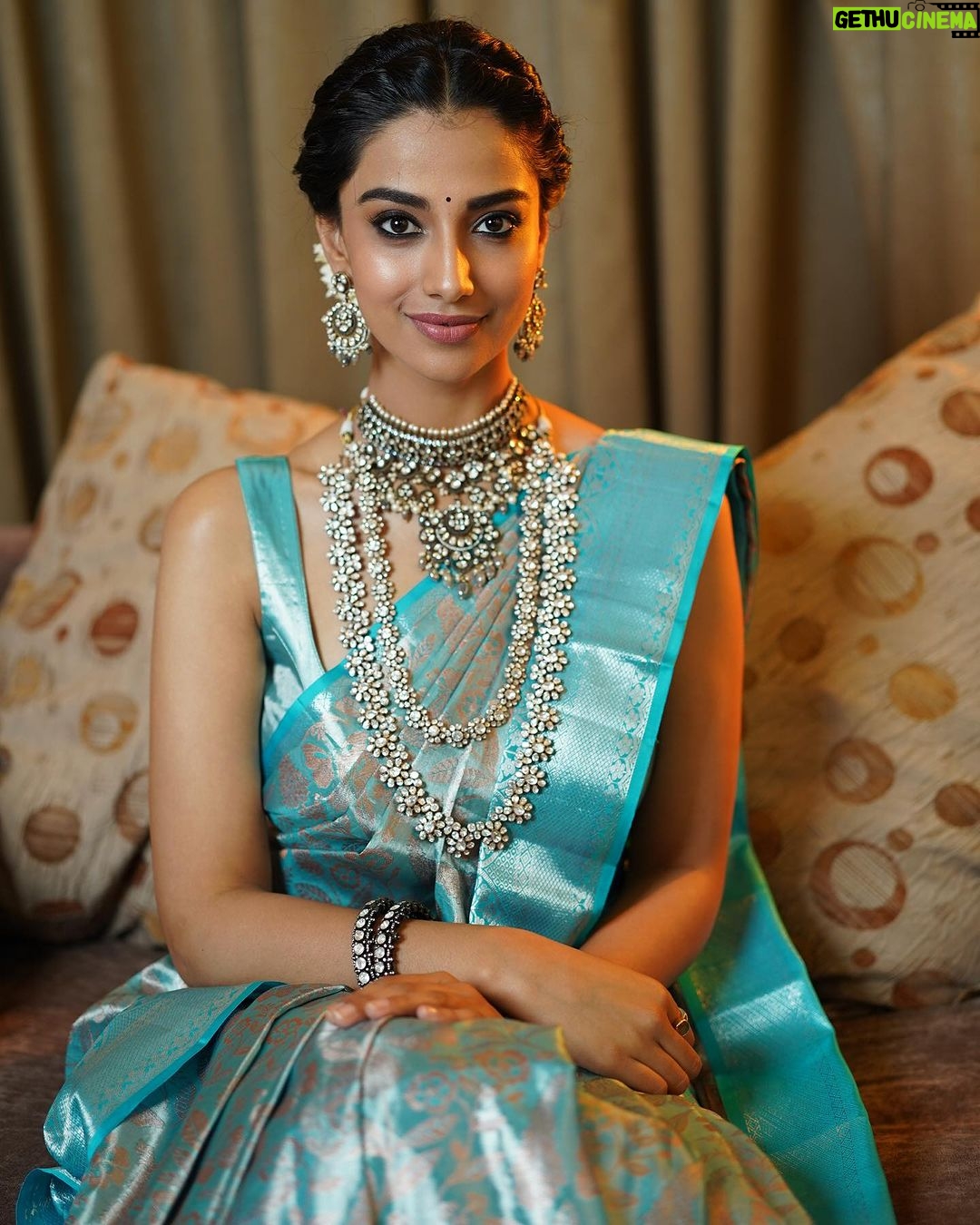 Meenakshi Chaudhary Instagram - Saree and I , itβs a love story ππ€π«Άπ½ Clicked by- @srikrishna_photography9 Jewellery- @amyrasilver Saree makeover -@_h_d_beauty_parlour_ Make up - @chadarasapallivamsikrishna Hair - @chinnisrinu_stylist