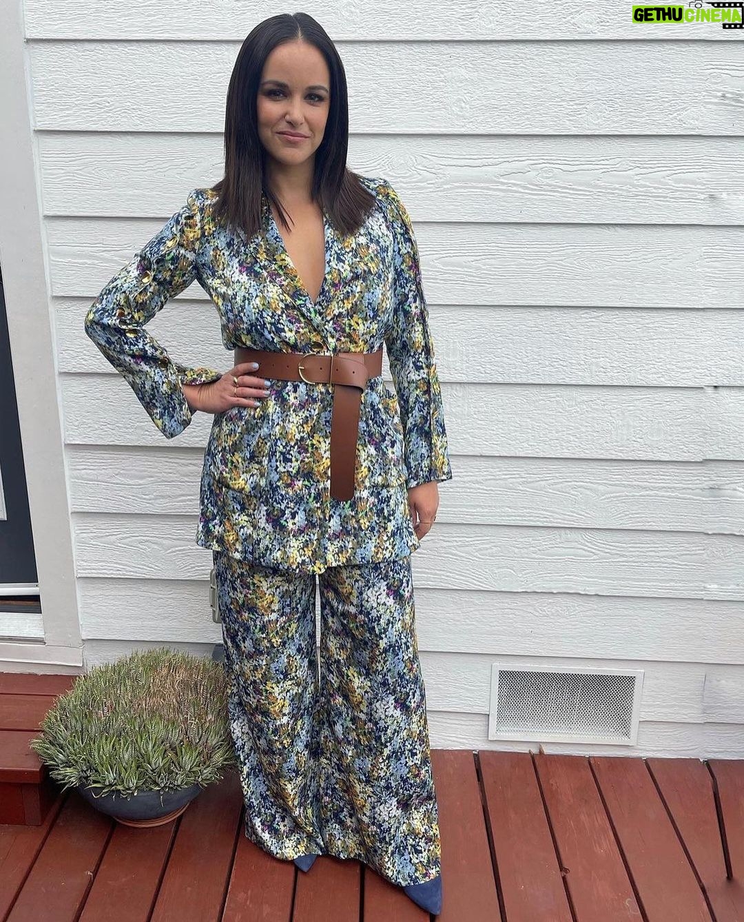 Melissa Fumero Instagram - Had the most amazing afternoon! Thank you @elleusa & @netflix for including me in this badass group of Latinas. We all benefit in so many ways when we get to be in a room together and i am so inspired by the women I met today. And FINALLY i got to meet @cristela9 in real life! Posted @withrepost β’ @arieltunnell β¨π¦ Melissa for @elleusa x @netflix π¦β¨ Makeup: @lorencanbymakeup Hair: @brianfisherhair Styling assts: @morgan_alexandriasmith @nora_foley #styledbyariel #melissafumero #blockbuster #prabalgurung