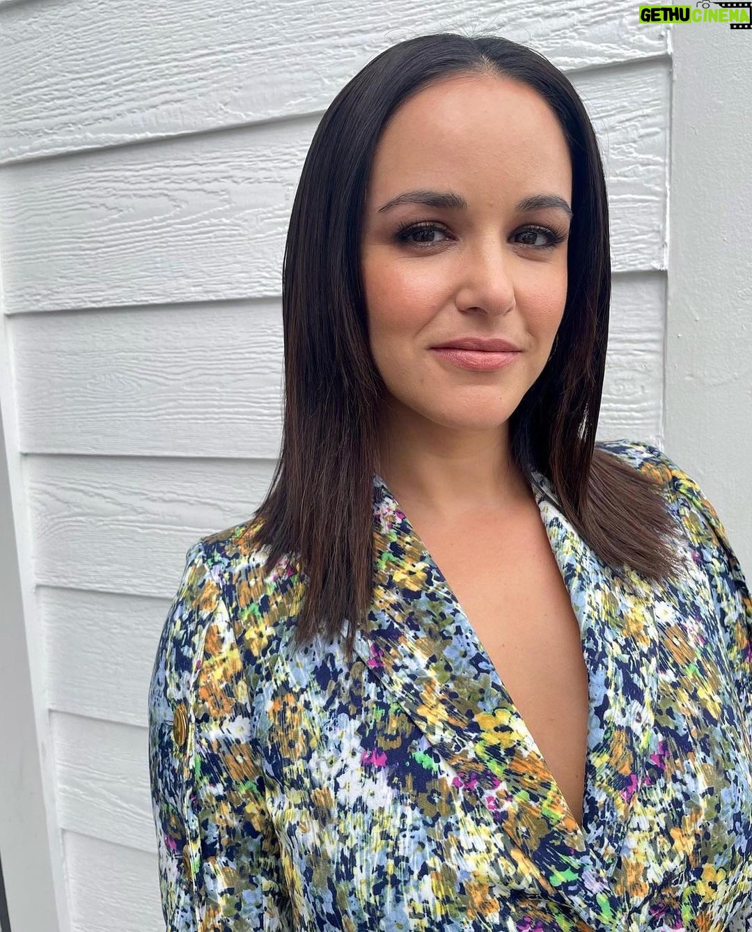 Melissa Fumero Instagram - Had the most amazing afternoon! Thank you @elleusa & @netflix for including me in this badass group of Latinas. We all benefit in so many ways when we get to be in a room together and i am so inspired by the women I met today. And FINALLY i got to meet @cristela9 in real life! Posted @withrepost β’ @arieltunnell β¨π¦ Melissa for @elleusa x @netflix π¦β¨ Makeup: @lorencanbymakeup Hair: @brianfisherhair Styling assts: @morgan_alexandriasmith @nora_foley #styledbyariel #melissafumero #blockbuster #prabalgurung