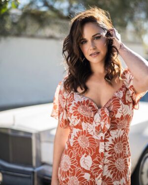 Melissa Fumero Instagram - Afternoon stroll with @melissafumero 🌻

Hair: @ahappyjustin 
Makeup: @thejamesedit