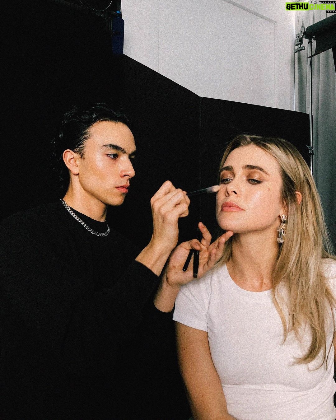 Melissa Roxburgh Instagram - CHANEL ✨✨🤤 #welovecoco #workingwithchanel By the infamous @samvissermakeup . . . . . . PRODUCTS: STYLO OMBRE ET CONTOUR EYESHADOW LINER IN ELECTRIC BROWN OMBRE PREMIERE CREAM EYESHADOW IN SCINTILLANCE LE VOLUME DE CHANEL MASCARA IN NOIR LES BEIGES HEALTHY GLOW BRONZING CREAM LES BEIGES HEALTHY GLOW SHEER COLOUR STICK IN N24 ULTRA LE TEINT FOUNDATION IN B30 LE CRAYON LEVRES LIP PENCIL IN NUDE BRUN ROUGE COCO FLASH LIP COLOUR IN MOMENT