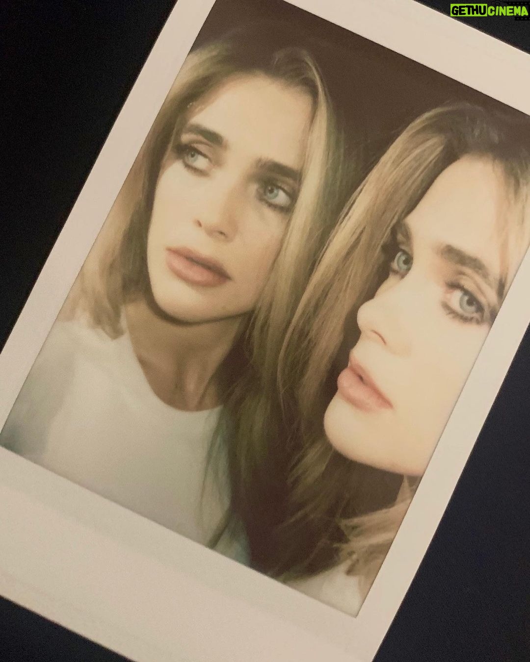 Melissa Roxburgh Instagram - CHANEL ✨✨🤤 #welovecoco #workingwithchanel By the infamous @samvissermakeup . . . . . . PRODUCTS: STYLO OMBRE ET CONTOUR EYESHADOW LINER IN ELECTRIC BROWN OMBRE PREMIERE CREAM EYESHADOW IN SCINTILLANCE LE VOLUME DE CHANEL MASCARA IN NOIR LES BEIGES HEALTHY GLOW BRONZING CREAM LES BEIGES HEALTHY GLOW SHEER COLOUR STICK IN N24 ULTRA LE TEINT FOUNDATION IN B30 LE CRAYON LEVRES LIP PENCIL IN NUDE BRUN ROUGE COCO FLASH LIP COLOUR IN MOMENT