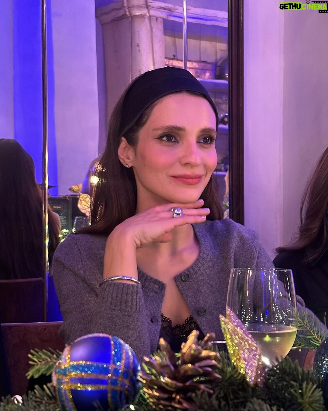 Meriç Aral Instagram - 🥟 🥟 Sen benim canımsın ya ben senin o tatlı 🥞 dudaklarını öpüyorum (mantı yazıp çıkan kelimelerle cümle kurdum)