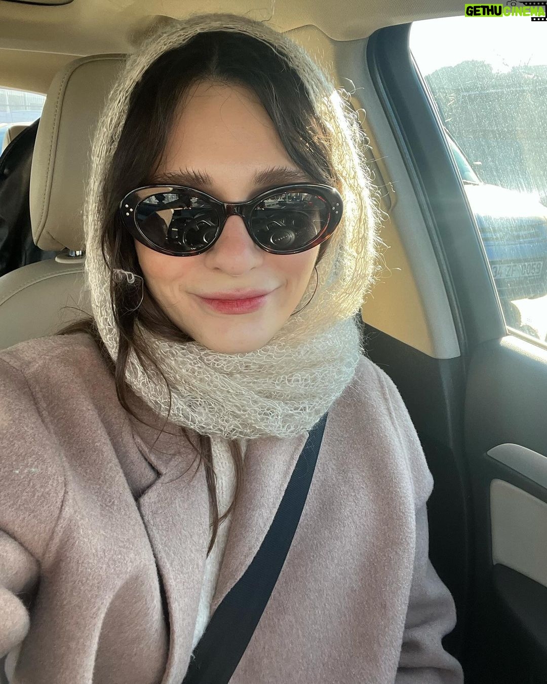 Meriç Aral Instagram - 🥟 🥟 Sen benim canımsın ya ben senin o tatlı 🥞 dudaklarını öpüyorum (mantı yazıp çıkan kelimelerle cümle kurdum)