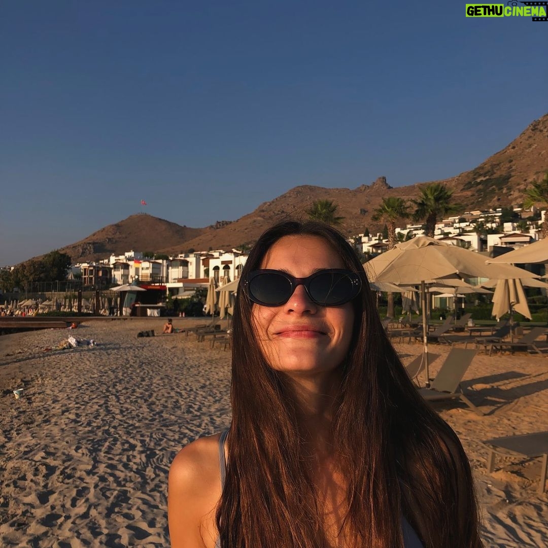 Meriç Aral Instagram - Kardeşim yollamış seri paylaşıyorum. Donduğum kış günlerinde yaz fotosu paylaşmaya bayılırım 🏹🏹🌞🤍