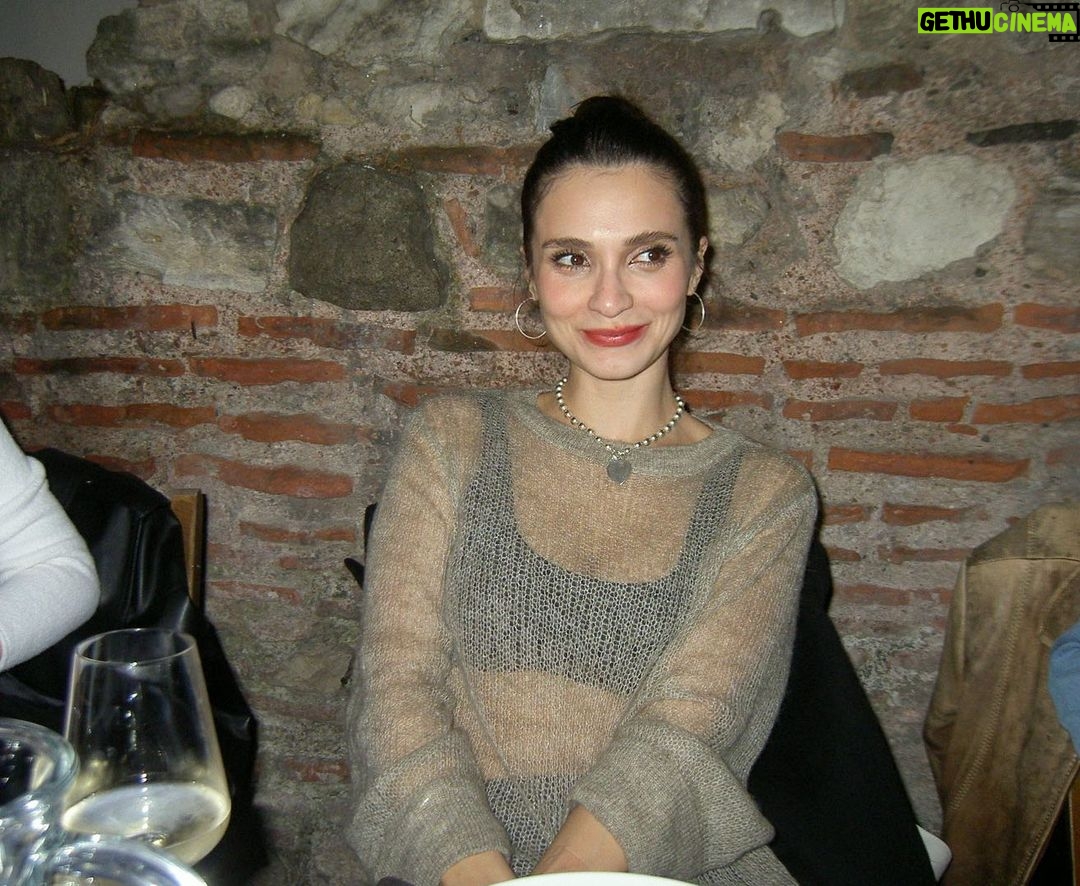 Meriç Aral Instagram - istanbul ve birtakım lezzet durakları temalı doğum günüme hoşgeldiniz 🤭✨✨🍇🤍kutlamalar,mesajlar, çiçekler, dilekler için çok teşekkürler, çok mutlu oldum. güneşin etrafında hep beraber dönmeye devam 🌞🤎🕯️🕯️🤎🌝