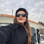 Meriç Aral Instagram - Sevgili 2023; seninle vedalaşmak istiyorum ama daha fazla uğraşmak istemiyorum. Tam şu an, olduğum yerden, olduğum halimle seni uğurluyorum. Teşekkür ediyorum, kolay bir sene olduğunu söyleyemem ama sana şükranlarımı sunmadan da edemem. Aldım, kabul ettim, devam edelim. Hepimize sevdikleriyle, hayalleriyle, umutlarıyla, bolluk, bereket, neşe, sağlıkla dolu yeni bir yıl ve yıllar diliyorum. ✨❤️🎄🌹🌀❤️🎄🐍✨