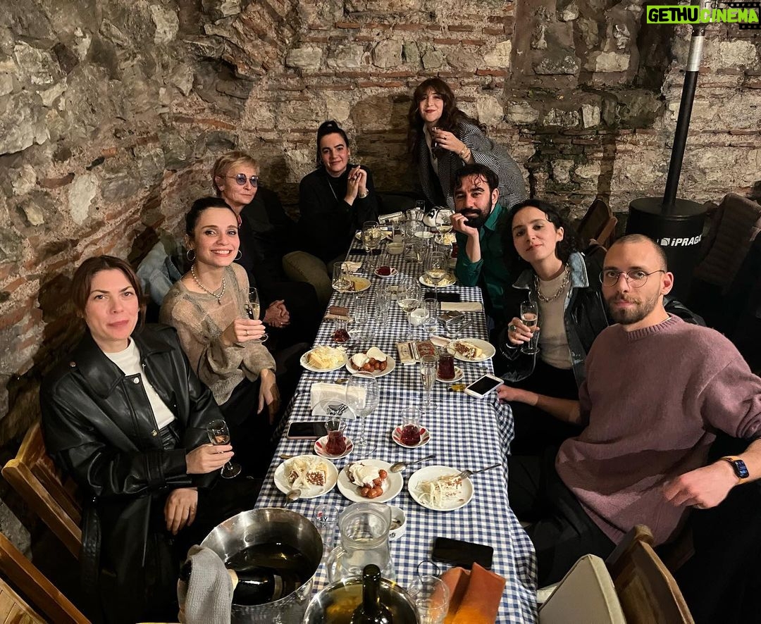 Meriç Aral Instagram - istanbul ve birtakım lezzet durakları temalı doğum günüme hoşgeldiniz 🤭✨✨🍇🤍kutlamalar,mesajlar, çiçekler, dilekler için çok teşekkürler, çok mutlu oldum. güneşin etrafında hep beraber dönmeye devam 🌞🤎🕯️🕯️🤎🌝