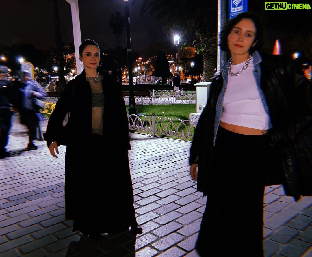 Meriç Aral Instagram - istanbul ve birtakım lezzet durakları temalı doğum günüme hoşgeldiniz 🤭✨✨🍇🤍kutlamalar,mesajlar, çiçekler, dilekler için çok teşekkürler, çok mutlu oldum. güneşin etrafında hep beraber dönmeye devam 🌞🤎🕯️🕯️🤎🌝