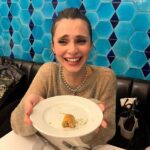 Meriç Aral Instagram – istanbul ve birtakım lezzet durakları temalı doğum günüme hoşgeldiniz 🤭✨✨🍇🤍kutlamalar,mesajlar, çiçekler, dilekler için çok teşekkürler, çok mutlu oldum. güneşin etrafında hep beraber dönmeye devam
🌞🤎🕯️🕯️🤎🌝