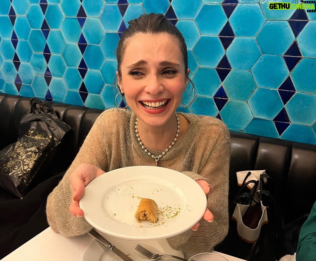 Meriç Aral Instagram - istanbul ve birtakım lezzet durakları temalı doğum günüme hoşgeldiniz 🤭✨✨🍇🤍kutlamalar,mesajlar, çiçekler, dilekler için çok teşekkürler, çok mutlu oldum. güneşin etrafında hep beraber dönmeye devam 🌞🤎🕯️🕯️🤎🌝