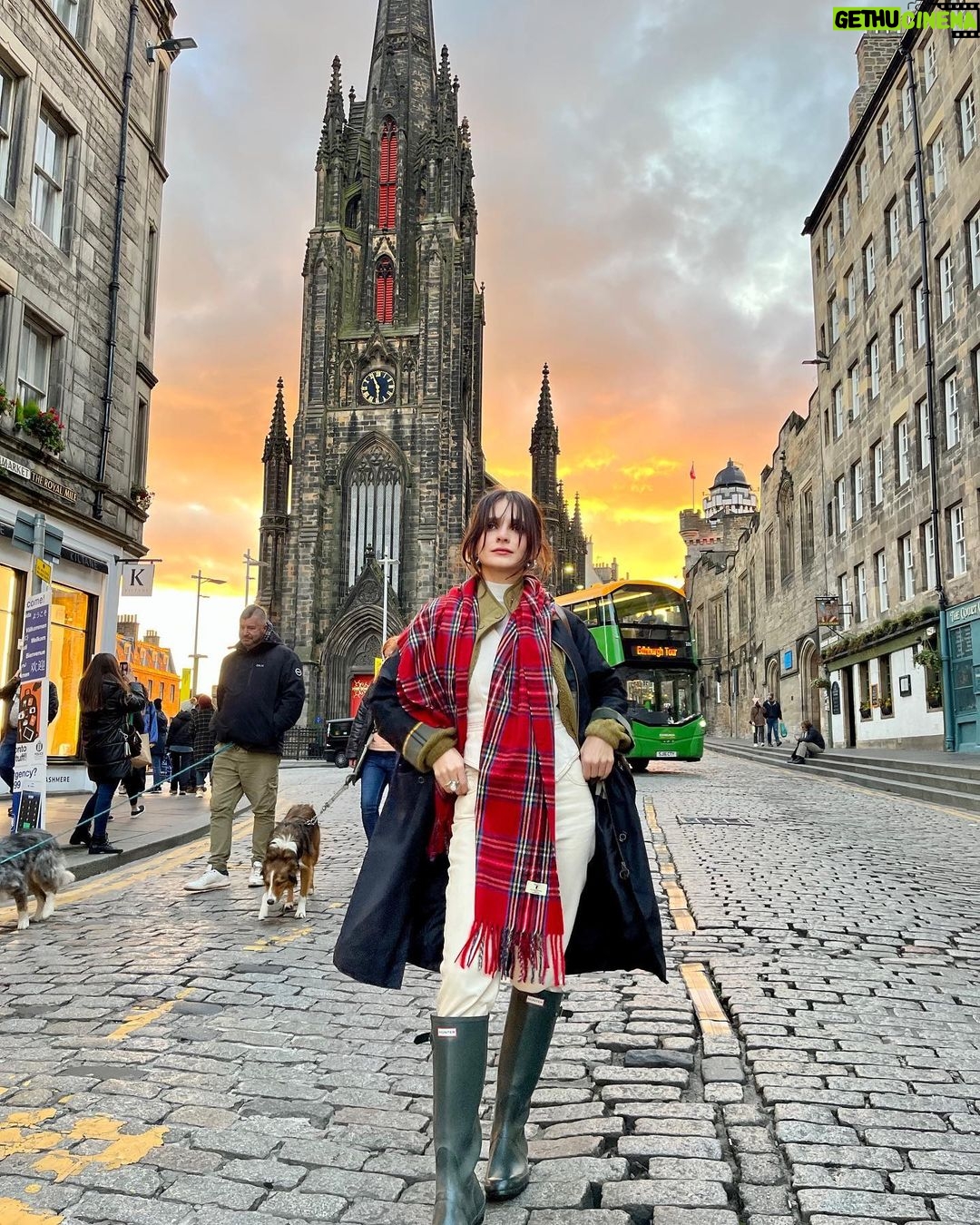 Meriç Aral Instagram - sizler için özenle hazırladığım birbirinden alakasız ve değerli görsel ve bir miktar fashion, büyücülük ve gülümseme içeren bu özel dosyaya hoşgeldiniz. ✨🧝🏻♀️✨🪄✨🪄🧟♀️🧟♂️🧝🏻♀️✨ October