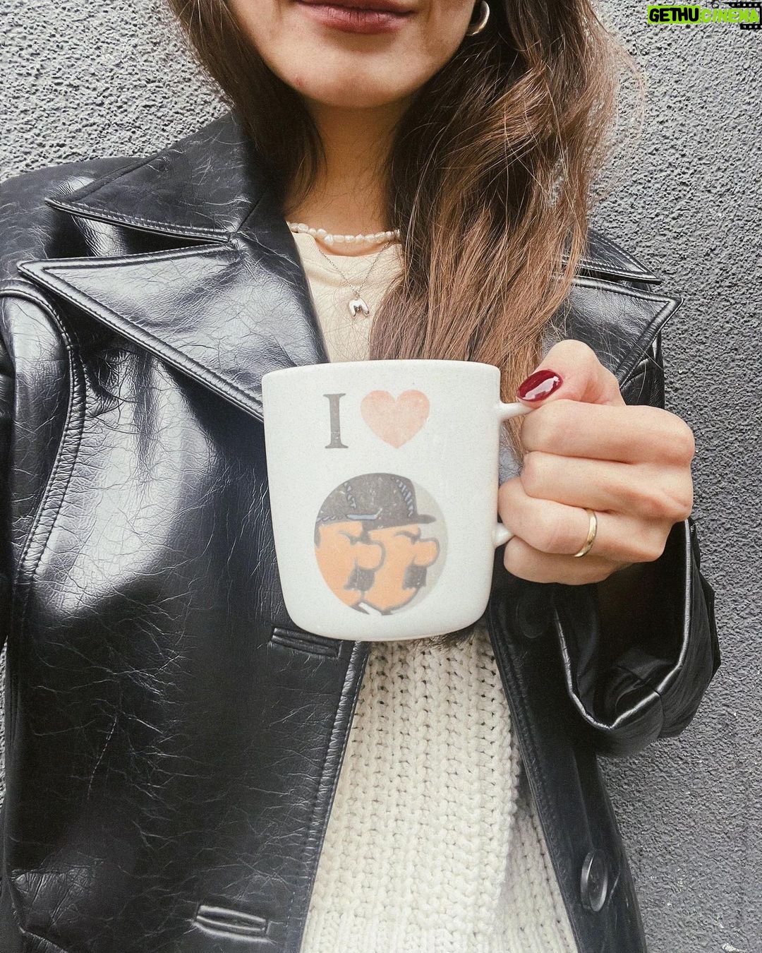 Meriç Aral Instagram - sizler için özenle hazırladığım birbirinden alakasız ve değerli görsel ve bir miktar fashion, büyücülük ve gülümseme içeren bu özel dosyaya hoşgeldiniz. ✨🧝🏻♀️✨🪄✨🪄🧟♀️🧟♂️🧝🏻♀️✨ October
