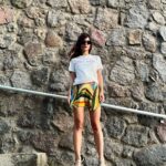 Meriç Aral Instagram - filinta gibiyim ve merdivenlerde poz kesiyor gibiyim ayni zamanda ✨🕯️🕯️✨🌬️🌬️✨✨ @ayseardaral @lalalalayza