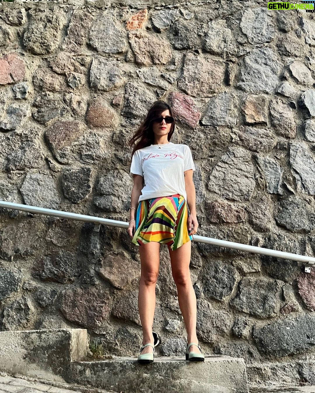Meriç Aral Instagram - filinta gibiyim ve merdivenlerde poz kesiyor gibiyim ayni zamanda ✨🕯️🕯️✨🌬️🌬️✨✨ @ayseardaral @lalalalayza