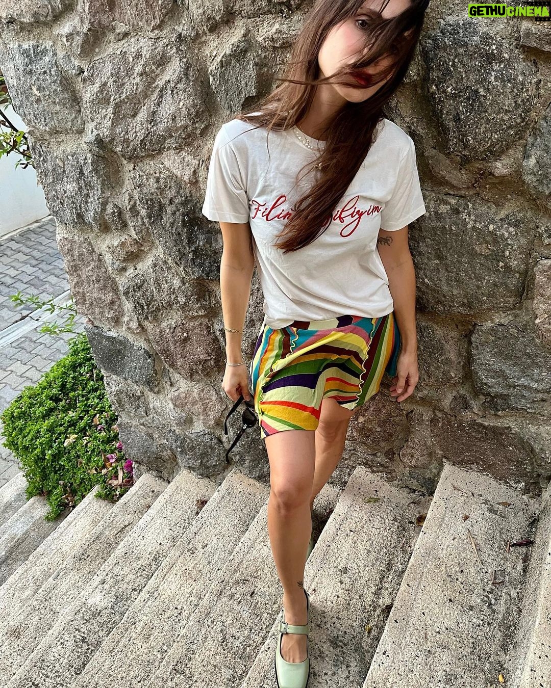 Meriç Aral Instagram - filinta gibiyim ve merdivenlerde poz kesiyor gibiyim ayni zamanda ✨🕯️🕯️✨🌬️🌬️✨✨ @ayseardaral @lalalalayza