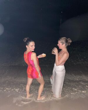 Meriç Aral Instagram - 1,5 gunde nasil 10 gunluk tatil yaptim oynat bakalim 💖🍹🏄🏻‍♀️🏄🏻‍♀️🌞🏃🏻‍♀️💖🌞💖💖