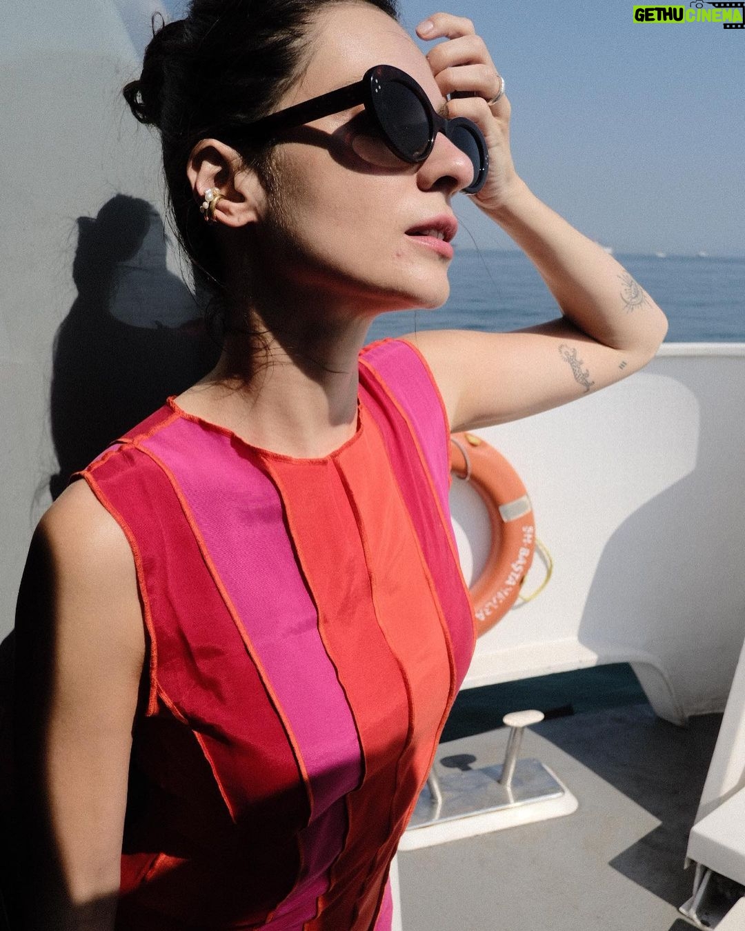 Meriç Aral Instagram - ⛵️🌞⛵️🌞⛵️🌞⛵️ @esrarusann cekti 🤍