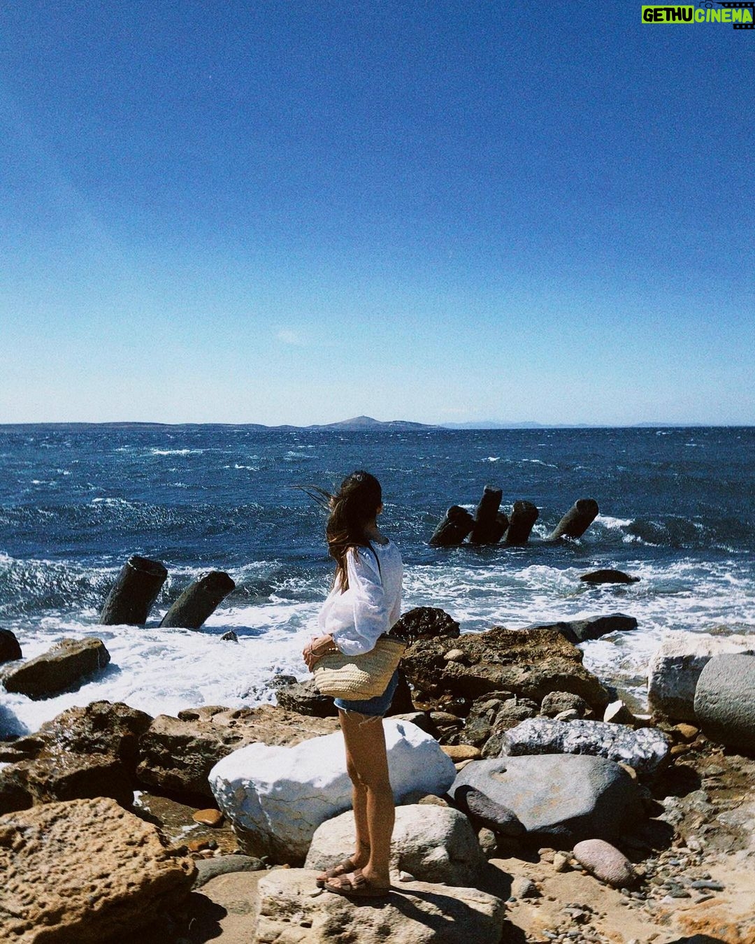 Meriç Aral Instagram - denize düştüm 🌪️🩹🌙🤍🩹🧜🏻♀️🤍🦪🩹⚡️🌊🪶