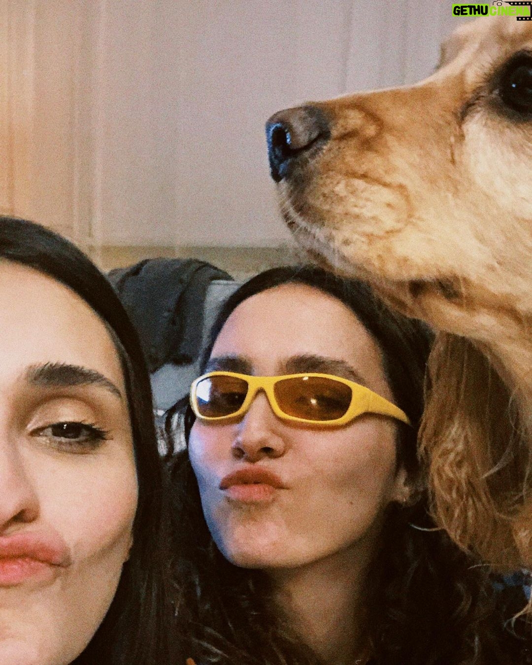 Meriç Aral Instagram - bu fotoğrafı çok seviyorum. sinirlerim bozuldu ama idare ediyorum. sevdiklerimle mutlu mesut yaşamak istiyorum. hep birlikte karanlıkları değil, aydınlıkları hak ediyoruz diye düşünüyorum. gençler, kadınlar, sevdicekler, güzellikler, en çok sizlere güveniyorum. 🩷🌞🐶