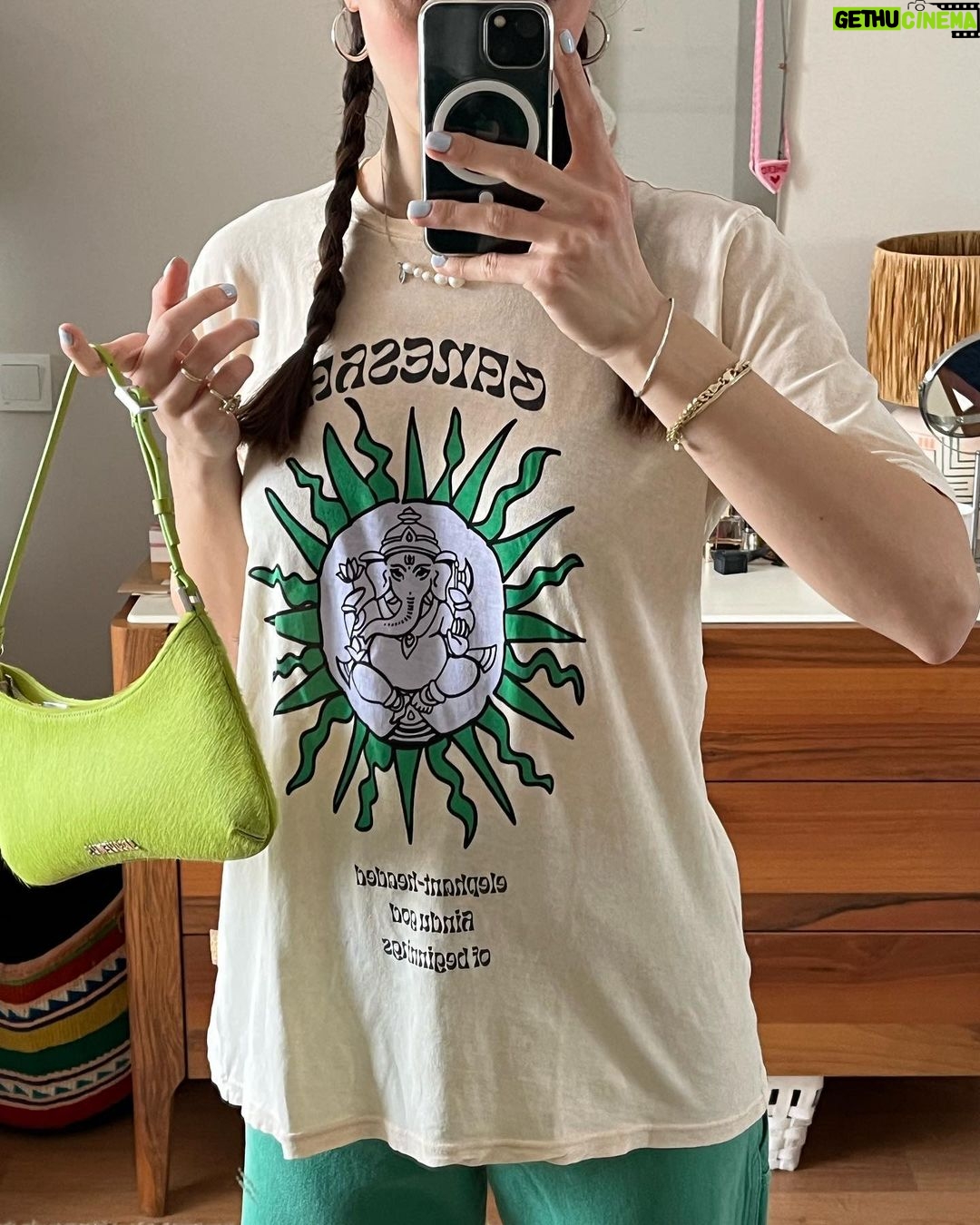 Meriç Aral Instagram - yeşil dönemime hoşgeldiniz 💚🪲🌱⭐️💐🪻🤍✨
