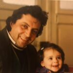 Meriç Aral Instagram - yas bitmiyor, insan yasin etrafinda buyuyor ve sekil aliyor. dev bir yasin icinde yine hep seni cok cok ozledim. dogum gununde yanina gelip topragina cicekler ektim 🌿🌸
