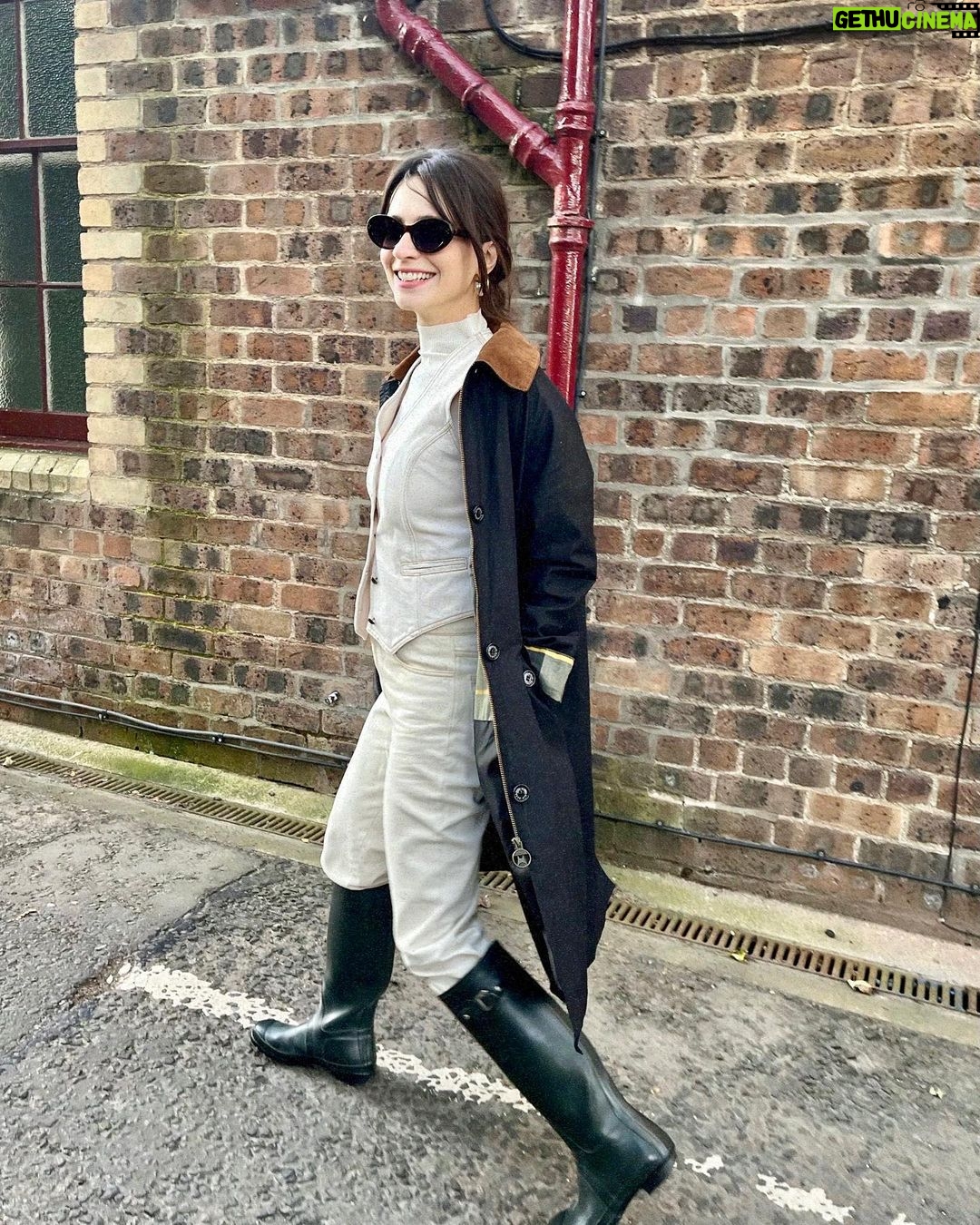 Meriç Aral Instagram - sizler için özenle hazırladığım birbirinden alakasız ve değerli görsel ve bir miktar fashion, büyücülük ve gülümseme içeren bu özel dosyaya hoşgeldiniz. ✨🧝🏻♀️✨🪄✨🪄🧟♀️🧟♂️🧝🏻♀️✨ October