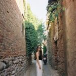 Meriç Aral Instagram - spotify ve @ayseardaral in analog karneleri dagitildi; biz de uzerimize duseni yaptik. dogu-bati sentezi gibi durdugum bu fotograf aslinda ege-serum sentezi ve harika bir ayvalik anisi 💚🦥