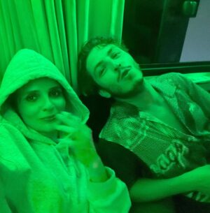 Meriç Aral Instagram - komik şeyler oluyor, yine anlatamıyorum. 🪲🐬🫗🌊🌊🪲🦚🪲🍾💚🪭🪭