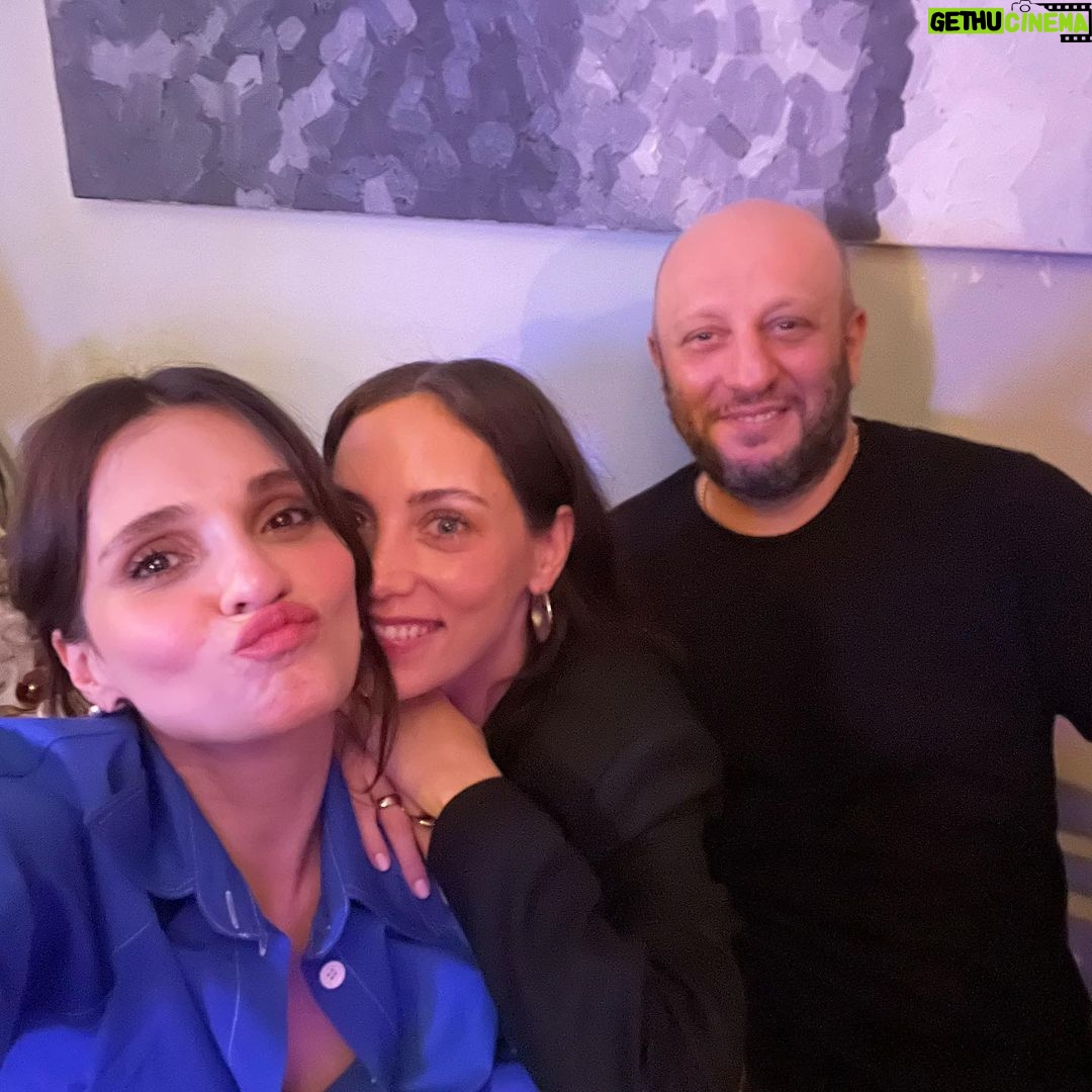 Meriç Aral Instagram - haziran (yap bakalım şovunu) 🏃🏻♀️🥓🌹🤍🌈🥂🪩💅🏼🌞🧿
