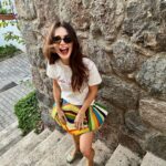 Meriç Aral Instagram - filinta gibiyim ve merdivenlerde poz kesiyor gibiyim ayni zamanda ✨🕯️🕯️✨🌬️🌬️✨✨ @ayseardaral @lalalalayza