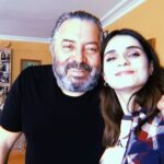 Meriç Aral Instagram - yas bitmiyor, insan yasin etrafinda buyuyor ve sekil aliyor. dev bir yasin icinde yine hep seni cok cok ozledim. dogum gununde yanina gelip topragina cicekler ektim 🌿🌸