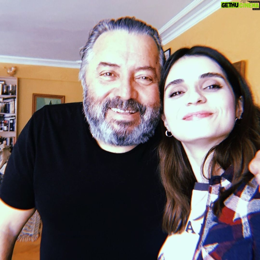 Meriç Aral Instagram - yas bitmiyor, insan yasin etrafinda buyuyor ve sekil aliyor. dev bir yasin icinde yine hep seni cok cok ozledim. dogum gununde yanina gelip topragina cicekler ektim 🌿🌸