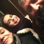 Meriç Aral Instagram - yas bitmiyor, insan yasin etrafinda buyuyor ve sekil aliyor. dev bir yasin icinde yine hep seni cok cok ozledim. dogum gununde yanina gelip topragina cicekler ektim 🌿🌸