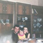 Meriç Aral Instagram - yas bitmiyor, insan yasin etrafinda buyuyor ve sekil aliyor. dev bir yasin icinde yine hep seni cok cok ozledim. dogum gununde yanina gelip topragina cicekler ektim 🌿🌸