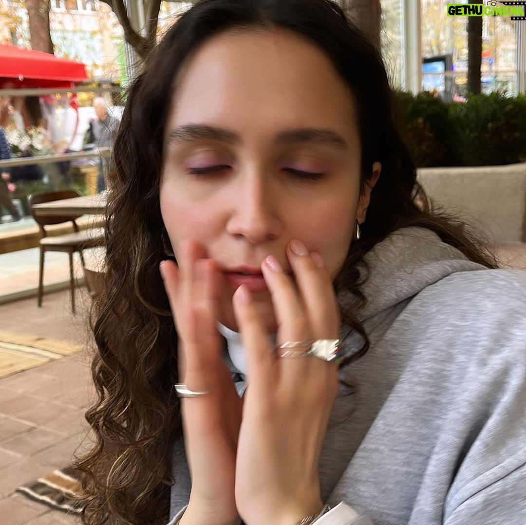 Meriç Aral Instagram - asagi yukari son donem lifestyle sirasiz ve tam olmayan 💅🏼🧿🩻🫧💘🌞✨❤️