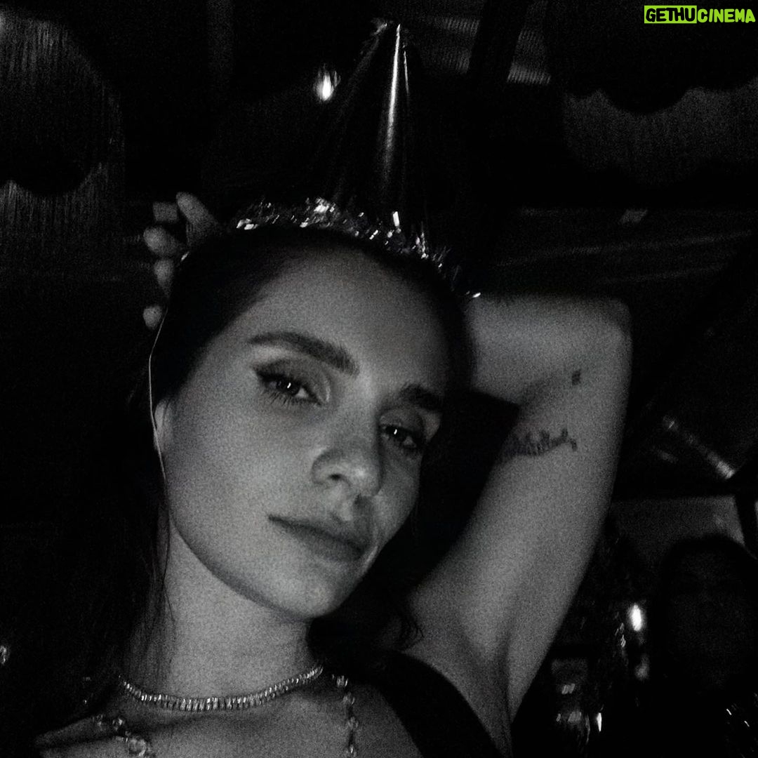 Meriç Aral Instagram - 2023’e sag ayagimla nasil girdim oynat bakalim 🪄🎶🪬