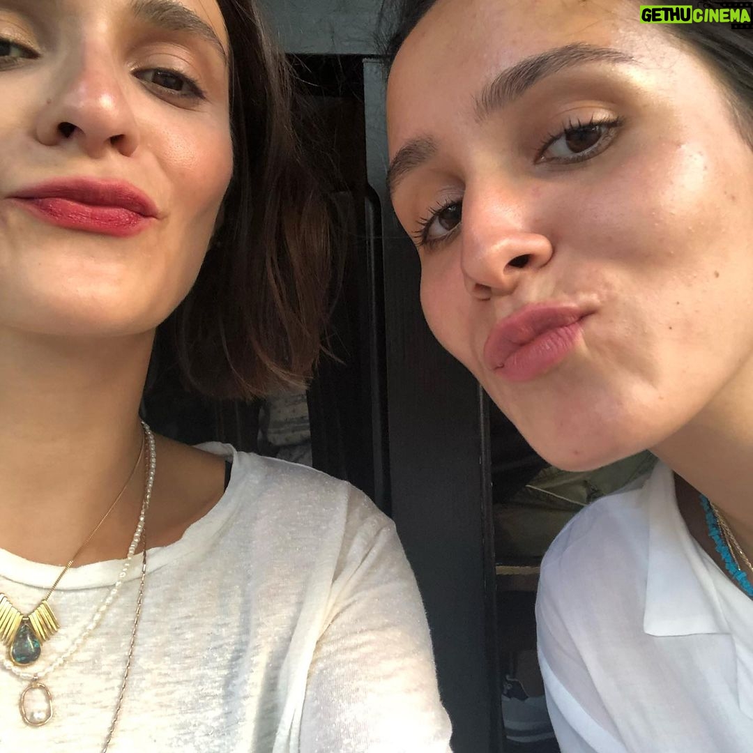 MeriΓ§ Aral Instagram - iyi ki dogdun pamuk prenseslik merasimim, ask cicegi bahcem, pembe pullu elbisem, en yakin arkadasim, mizahsorluk esbaskanim, istanbulumun koku, canim bebek kardesim. seni cok cok cok seviyorum ππ§ΏπΈπ«΅π»πͺ©ππͺΈππ§π»ββοΈ