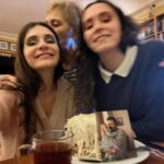 Meriç Aral Instagram - tum kutlamalar icin cok tesekkur ederim. dogdugum icin mutluyum 🍾🍾🍾 seviyorum 💕🧿🫧