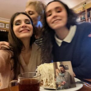 Meriç Aral Instagram - tum kutlamalar icin cok tesekkur ederim. dogdugum icin mutluyum 🍾🍾🍾 seviyorum 💕🧿🫧