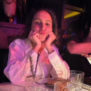Meriç Aral Instagram - tum kutlamalar icin cok tesekkur ederim. dogdugum icin mutluyum 🍾🍾🍾 seviyorum 💕🧿🫧