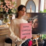 Meriç Aral Instagram - Dün çok tatlıydı sevgili @mubiturkiye ; bunu yine yapalım. Sofia Coppola’nın son filmi #Priscilla bugünden itibaren @mubiturkiye ‘de yayında 💖🎀🎀🩷🎀🎀💖 #davet SalonCuma