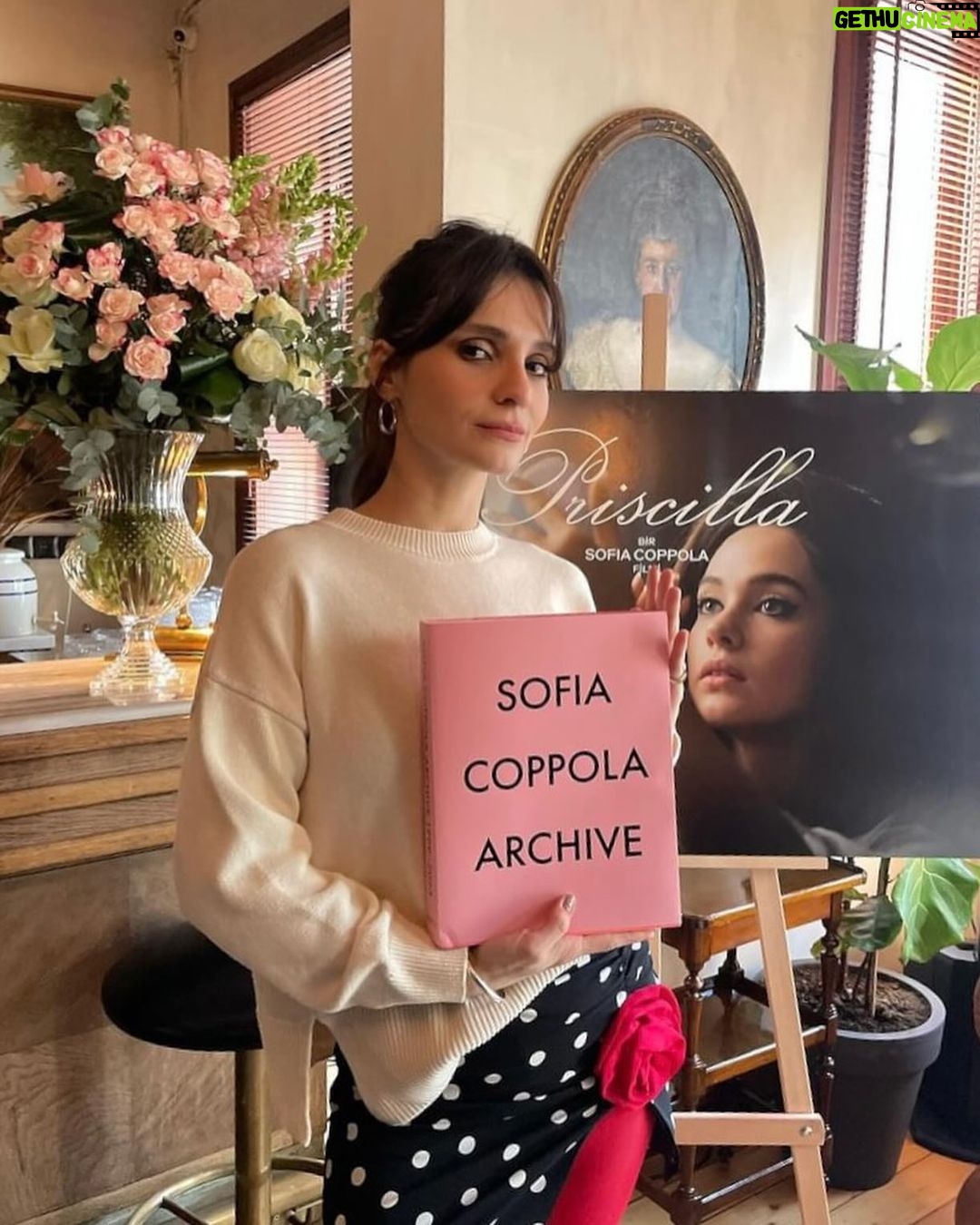 Meriç Aral Instagram - Dün çok tatlıydı sevgili @mubiturkiye ; bunu yine yapalım. Sofia Coppola’nın son filmi #Priscilla bugünden itibaren @mubiturkiye ‘de yayında 💖🎀🎀🩷🎀🎀💖 #davet SalonCuma