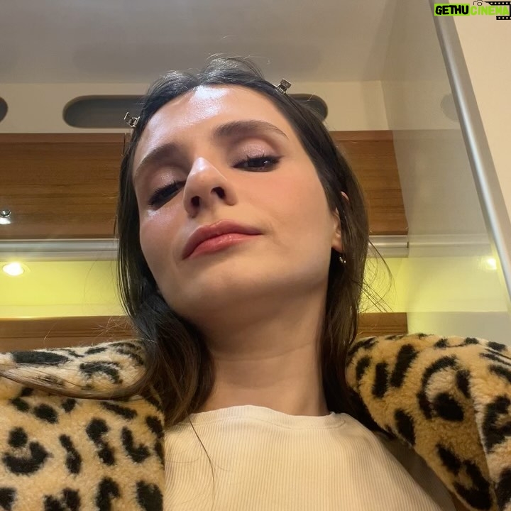 Meriç Aral Instagram - ☁️yazdım mavi semaya adını beyaz bir bulutla☁️ İstanbul