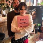 Meriç Aral Instagram - Dün çok tatlıydı sevgili @mubiturkiye ; bunu yine yapalım. Sofia Coppola’nın son filmi #Priscilla bugünden itibaren @mubiturkiye ‘de yayında 💖🎀🎀🩷🎀🎀💖 #davet SalonCuma