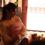 Meriç Aral Instagram - Dün çok tatlıydı sevgili @mubiturkiye ; bunu yine yapalım. Sofia Coppola’nın son filmi #Priscilla bugünden itibaren @mubiturkiye ‘de yayında 💖🎀🎀🩷🎀🎀💖 #davet SalonCuma