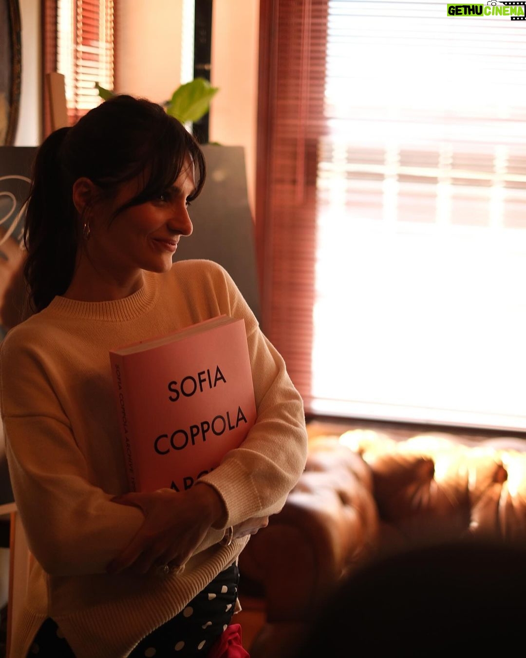 Meriç Aral Instagram - Dün çok tatlıydı sevgili @mubiturkiye ; bunu yine yapalım. Sofia Coppola’nın son filmi #Priscilla bugünden itibaren @mubiturkiye ‘de yayında 💖🎀🎀🩷🎀🎀💖 #davet SalonCuma