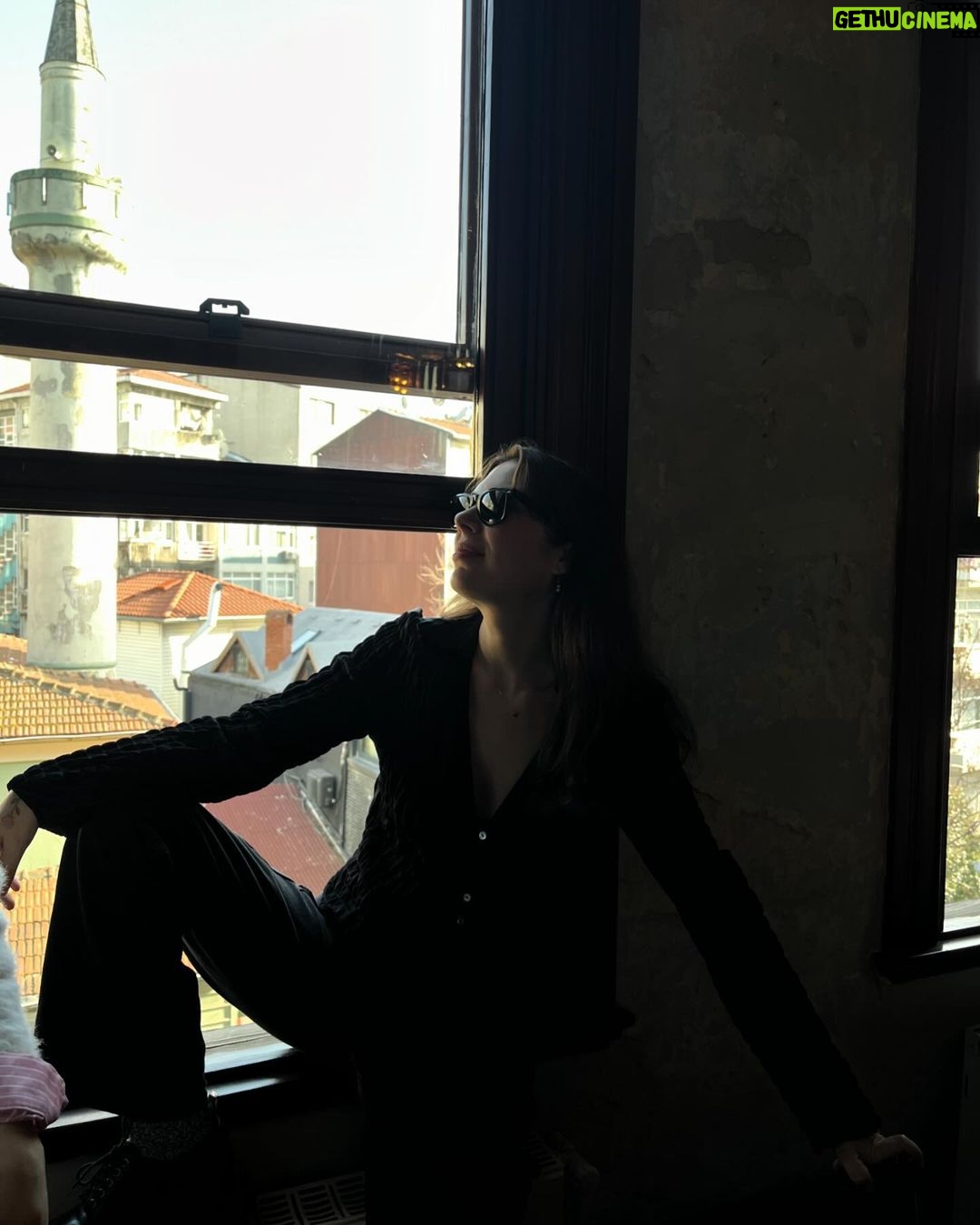 Meriç Aral Instagram - Dün çok tatlıydı sevgili @mubiturkiye ; bunu yine yapalım. Sofia Coppola’nın son filmi #Priscilla bugünden itibaren @mubiturkiye ‘de yayında 💖🎀🎀🩷🎀🎀💖 #davet SalonCuma